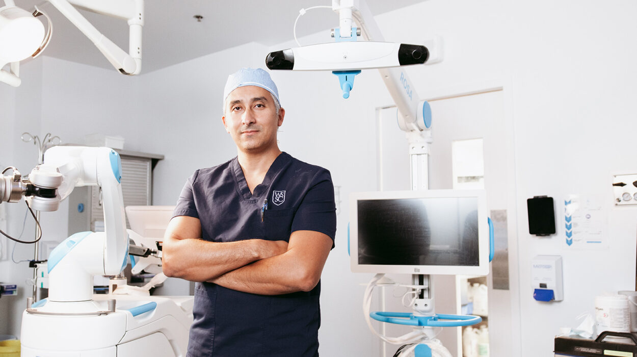 Opération du Genou : Guide Complet sur le traitement de l’arthrose et le remplacement du genou Guide complet sur l'arthrose du genou et options de traitement incluant remplacement genou par Dr. Mina Morcos, chirurgien orthopédiste spécialisé à Montréal offrant consultations rapides pour patients québécois